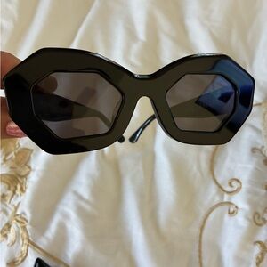 Valley Eyewear Black Geometric Frame Sunglasses with Black Case